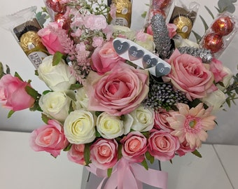 Ramo de chocolate personalizado Ferrero Rocher y Lindt Lindor plateado/rosa. Impresionante ramo de flores de seda para regalar.