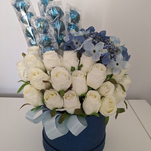 Personalisierte Lindt Lindor Creme & Blau Atemberaubende Seidenblumen Hutschachtel Geschenk