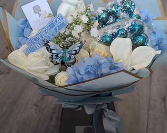 Chocoladeboeket handgebonden babyjongen gezouten karamel Lindt Lindor blauwe zijden bloemen boeket cadeau