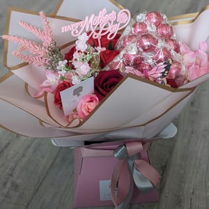 Buquê de chocolate amarrado à mão para o Dia das Mães S&C Buquê de flores de seda rosa/vermelha presente