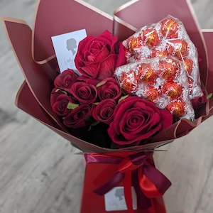 Valentine&#39;s Chocolate Bouquet Handtied Lindt Lindor Red Silk Flowers Bouquet Gift