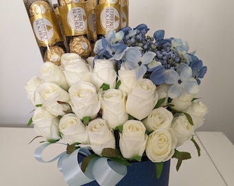 Cadeau personnalisé de bouquet de fleurs en soie bleu Ferrero Rocher superbe