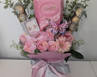 Pendientes de ramo de chocolate en color rosa y crema de Lindt y Ferrero. Impresionante ramo de flores de seda para regalar.