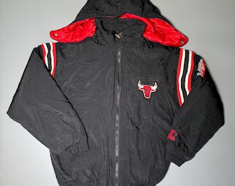 Starterjacka Chicago Bulls Jordan Rodman NBA Autentisk Puffer Full Zip Hooded Svart Röd Sällsynt Helnytt Utan Taggar Storlek L