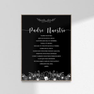 Pode incluir: Arte de parede imprimível em preto e branco com a oração do Senhor em espanhol, "Padre Nuestro", com um design floral na parte superior e inferior.