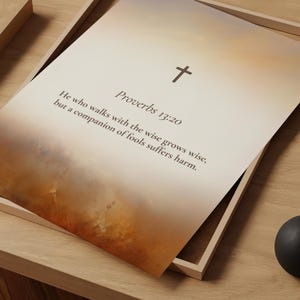 Może przedstawiać: Beżowe i brązowe tło akwarelowe z krzyżem u góry i tekstem "Przysłów 13:20" oraz "Kto chodzi z mądrymi, stanie się mądry, ale towarzysz głupców poniesie szkodę."