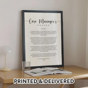 Puede incluir: Impresión enmarcada con el texto "Case Manager's Prayer" en escritura elegante. El marco negro rodea el texto sobre un fondo crema. Las palabras "PRINTED & DELIVERED" están en la parte inferior.
