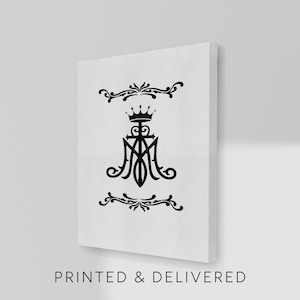 Puede incluir: Impresión en lienzo blanco con un diseño de monograma negro, una corona y adornos decorativos. El texto "PRINTED & DELIVERED" está impreso en la parte inferior.