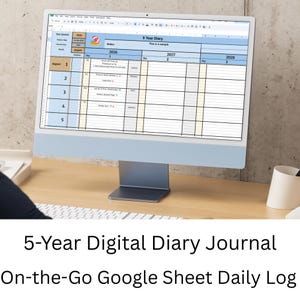 Op de afbeelding: Een computermonitor toont een digitale 5-jaars dagboek sjabloon. De spreadsheet is georganiseerd met kolommen voor data en invoer. De tekst "5 Year Diary" en "On-the-Go Google Sheet Daily Log" zijn zichtbaar.