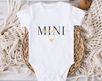 Babybody Nachname kurzarm personalisierbar | Schwangerschaft verkünden | Bodysuit | Baby | Geburt | Babygeschenk | Geburtsgeschenk