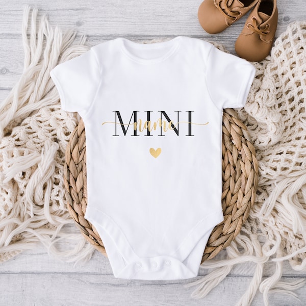 Babybody Nachname kurzarm personalisierbar | Schwangerschaft verkünden | Bodysuit | Baby | Geburt | Babygeschenk | Geburtsgeschenk