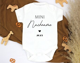 Mini Nachname Baby body mit Name personalisierbar, Schwangerschaft verkünden, Body Baby, Geburtsgeschenk, Babybody personalisiert