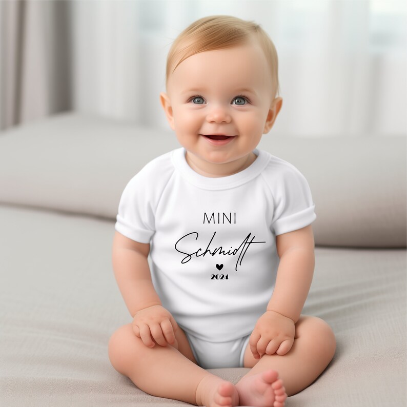 Mini Nachname Babybody kurzarm mit Name personalisierbar Schwangerschaft verkünden Baby Geburt Babygeschenk Geburtsgeschenk Bild 3