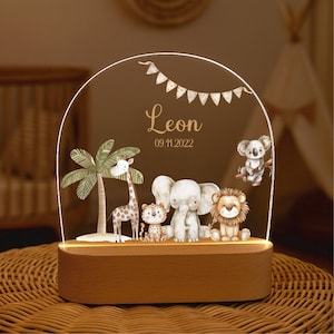 Könnte beinhalten: Nachtlicht mit Holzsockel und klarer Acrylplatte. Das Panel zeigt eine Dschungelszene mit Giraffe, Tiger, Elefant, Löwe, Koala und Palme. Der Name "Leon" und das Datum "09.11.2022" sind ebenfalls abgebildet.