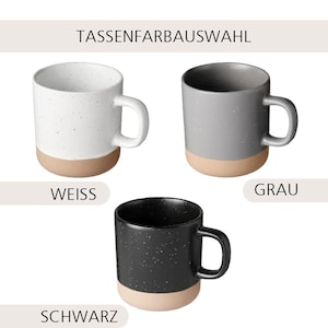 Pode incluir: Tr&ecirc;s canecas de cer&acirc;mica em branco, cinza e preto com padr&otilde;es salpicados. Cada caneca tem uma base bege e uma al&ccedil;a curva. O texto "TASSENFARBAUSWAHL" est&aacute; no topo, com "WEISS", "GRAU" e "SCHWARZ" abaixo.