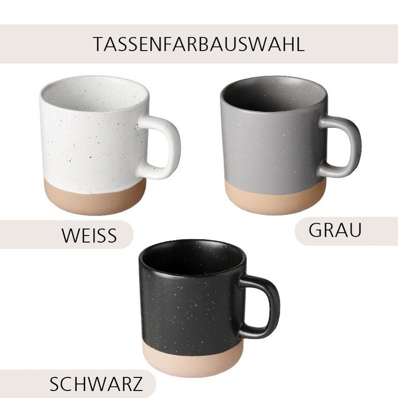 Pode incluir: Tr&ecirc;s canecas de cer&acirc;mica em branco, cinza e preto com padr&otilde;es salpicados. Cada caneca tem uma base bege e uma al&ccedil;a curva. O texto "TASSENFARBAUSWAHL" est&aacute; no topo, com "WEISS", "GRAU" e "SCHWARZ" abaixo.