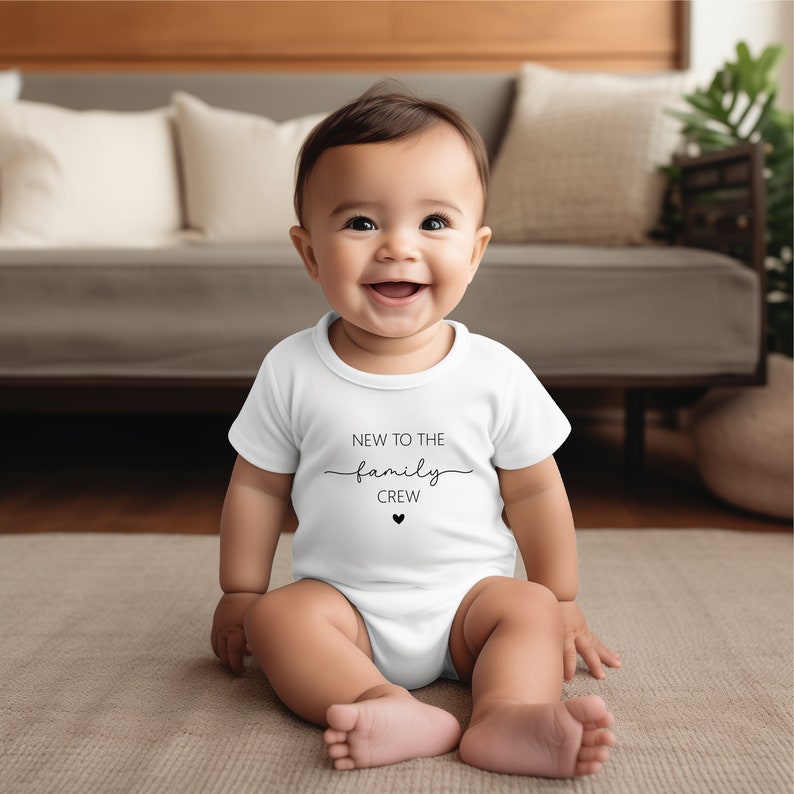 Babybody New to the Crew kurzarm mit Name personalisierbar Schwangerschaft verkünden Baby Geburt Babygeschenk Geburtsgeschenk Bild 3