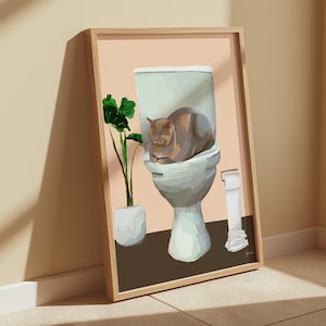 Graue Katze auf Toilette Druck, Badezimmer Dekor, Hand gezeichneter Katzenkuchen, Zimmer Pflanze, Lustiges Rosa Loo Poster, Digitale Illustration Nette Wandkunst