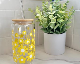 Daisy Glass Cup, Flower Glass Cup with Lid and Straw, Daisy Coffee Glass Tumbler for Friend, Gift for Gardener, Drinking Glass for Picnic