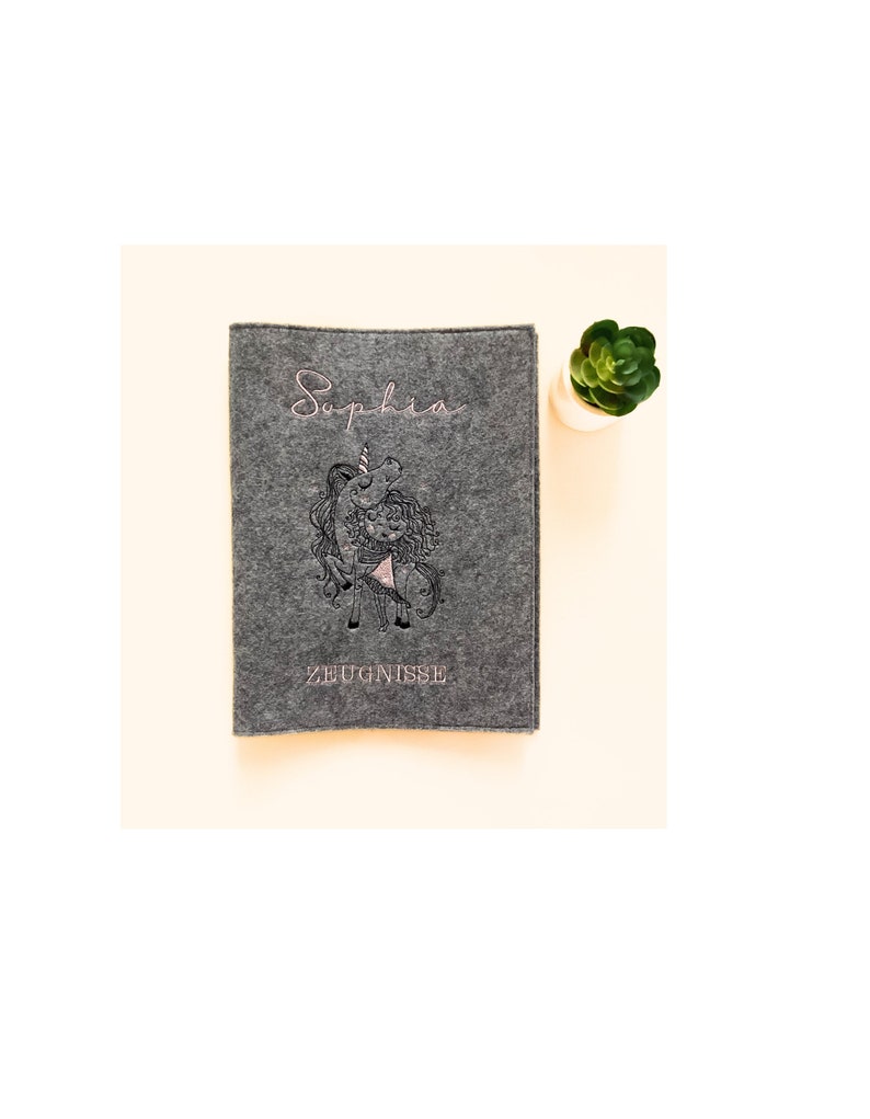 Personalisierte Zeugnismappe aus Filz handgemacht inkl. 30 Hüllen mit Prinzessin Motiv image 4