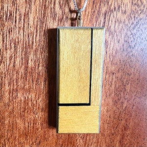 Gold Satinwood Anhänger Halskette, einzigartiges zeitgenössisches Design, rustikales Holz, Statement Schmuck, Bio Holz Geschenk, Hochzeitstag Geschenk