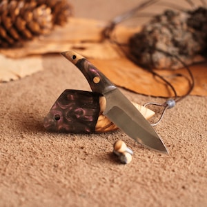 Collier couteau fait main avec étui en bois et époxy. Bijoux de luxe, couteau de chef-collier miniature. Pendentif design spécial.
