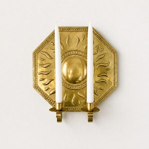 Vintage svensk mässing väggljuslampa av Torbjörn Testad – Solmotiv, Signerad