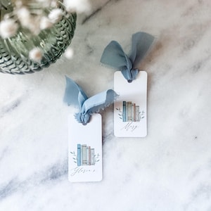 Storybook Baby Shower Tischkarten - Mini Lesezeichen Tags mit blauem Band - Personalisierte Gästenamen - Buch-Thema Babypartybevorzugungen - Ein neues Kapitel