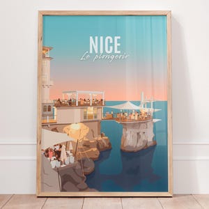 Könnte beinhalten: Ein gerahmter Kunstdruck mit einer Küstenlandschaft, der das Wort "NICE" und "Le plongeoir" zeigt. Das Kunstwerk zeigt ein Restaurant über dem Wasser mit Gästen, vor einem blau-orangen Himmel.