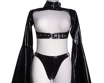 Latex cape met wijde mouwen.