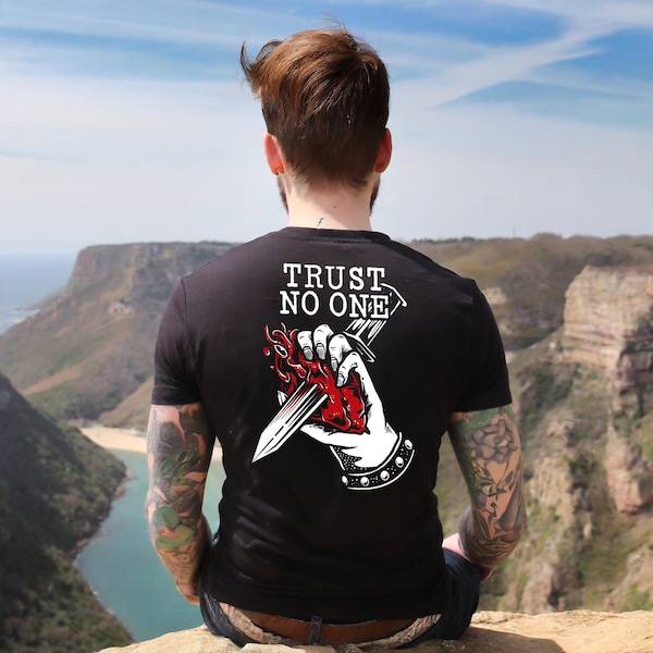 Trust no one T-Shirt schwarz Oldschool Newschool Tattoo  Traue niemandem Loyalität Freundschaft Weihnachtsgeschenk Weihnachten Crewneck