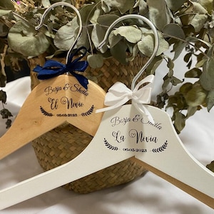 Percha de boda personalizada para novios y novios, colgador de  boda grabado, regalo de dama de honor, regalo de niña de las flores  (colgador blanco para mujeres) : Hogar y Cocina