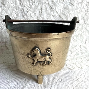 Antigua tetera de latón con trípode y león