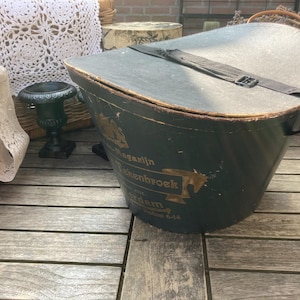 Antique Top Hat 1905-1925 in an antique box circa 1920-1930