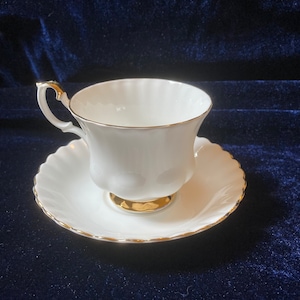 Royal Albert Val D&#39;or Tasse mit Untertasse. Bone China, England