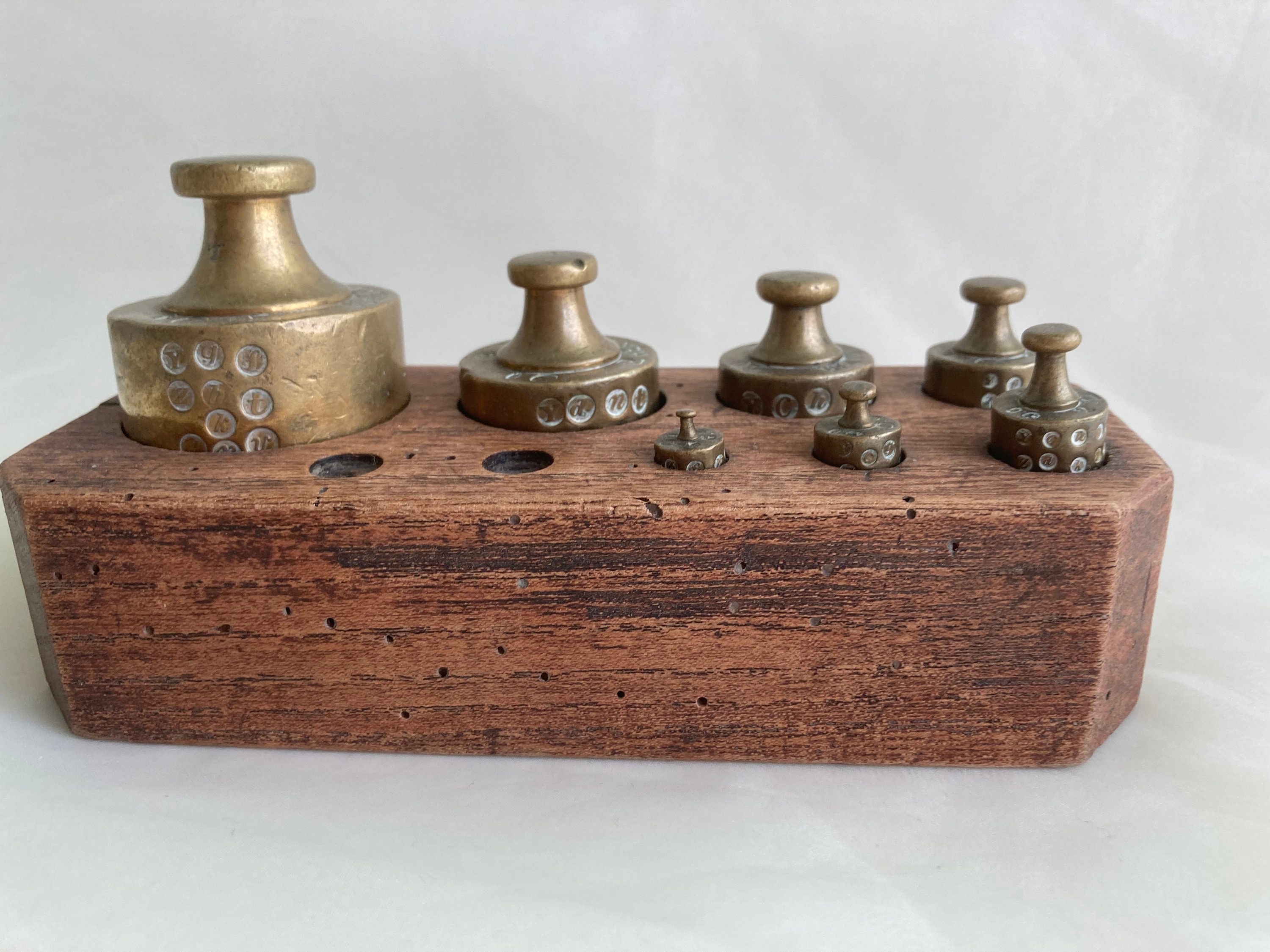 Antique wooden block with hektogram and decagram knob weights. 19th century. Incomplete
