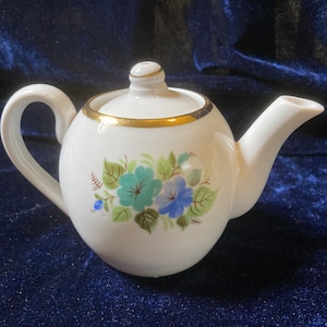 Vintage Dulevo Russian teapot with beautiful flowers 1989