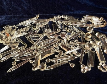 Lote de piezas rotas de candelabros de cristal antiguos. Colgantes de cristal.
