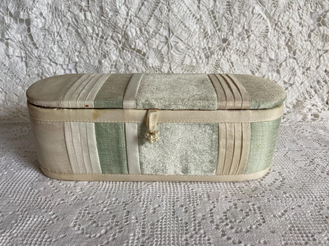 Retro 14-inch hand-made makeup box-retro red and white contrast (no lock) main image 1