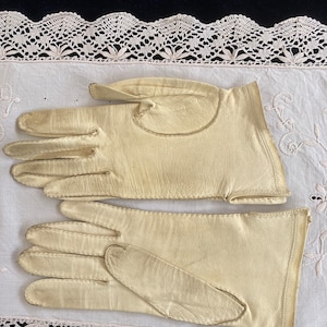 France brocante women&#39;s or men&#39;s gloves. Chevreau veritable
