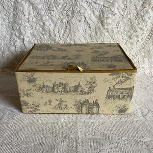 Antigua caja vacía de cartón francés de Cognac Prince Hubert de Polignac. Francia 1950-1970