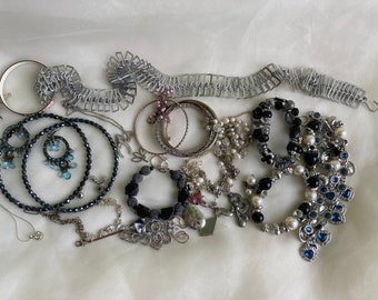 550gr. Zilverkleurige Vintage sieraden, kapot en niet.