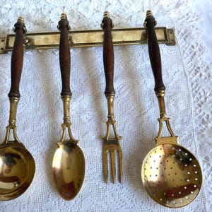Ensemble de vaisselle de cuisine vintage français en laiton/bois massif