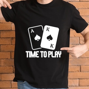 T-shirt de poker « C'est l'heure de jouer » | t-shirt sarcastique pour amateur de cartes | T-shirt unisexe en coton épais pour cadeau de soirée casino, design audacieux