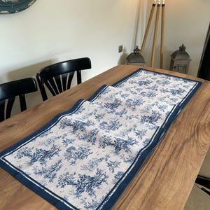 Motif toile de jouy bleu blanc claret bleu chemin de table,chemin de lin,chemin de ferme,pendaison de crémaillère,chemin de table extra long lin