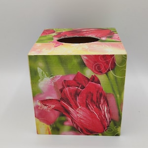 Cubierta de caja de pañuelos de madera con motivo de tulipanes rojos, dispensador de pañuelos, soporte para servilletas, cubierta de servilletas de madera, patrón floral, soporte para caja de pañuelos