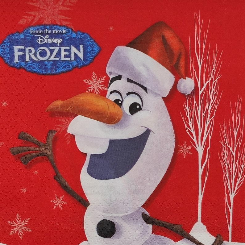 Puede incluir: Un fondo rojo con un personaje de mu&ntilde;eco de nieve blanco de la pel&iacute;cula de Disney Frozen. El mu&ntilde;eco de nieve lleva un gorro de Pap&aacute; Noel rojo y tiene una nariz de zanahoria. El texto "From the movie Disney FROZEN" est&aacute; en la parte superior de la imagen.