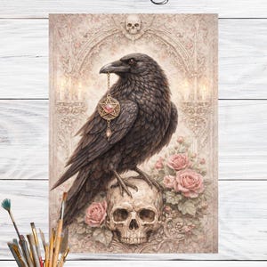 Puede incluir: Impresión artística digital que muestra un cuervo negro posado sobre una calavera, sosteniendo un colgante. La obra, de temática gótica, incluye rosas rosas y un fondo decorativo. El cuervo, con plumas detalladas, es el elemento central.