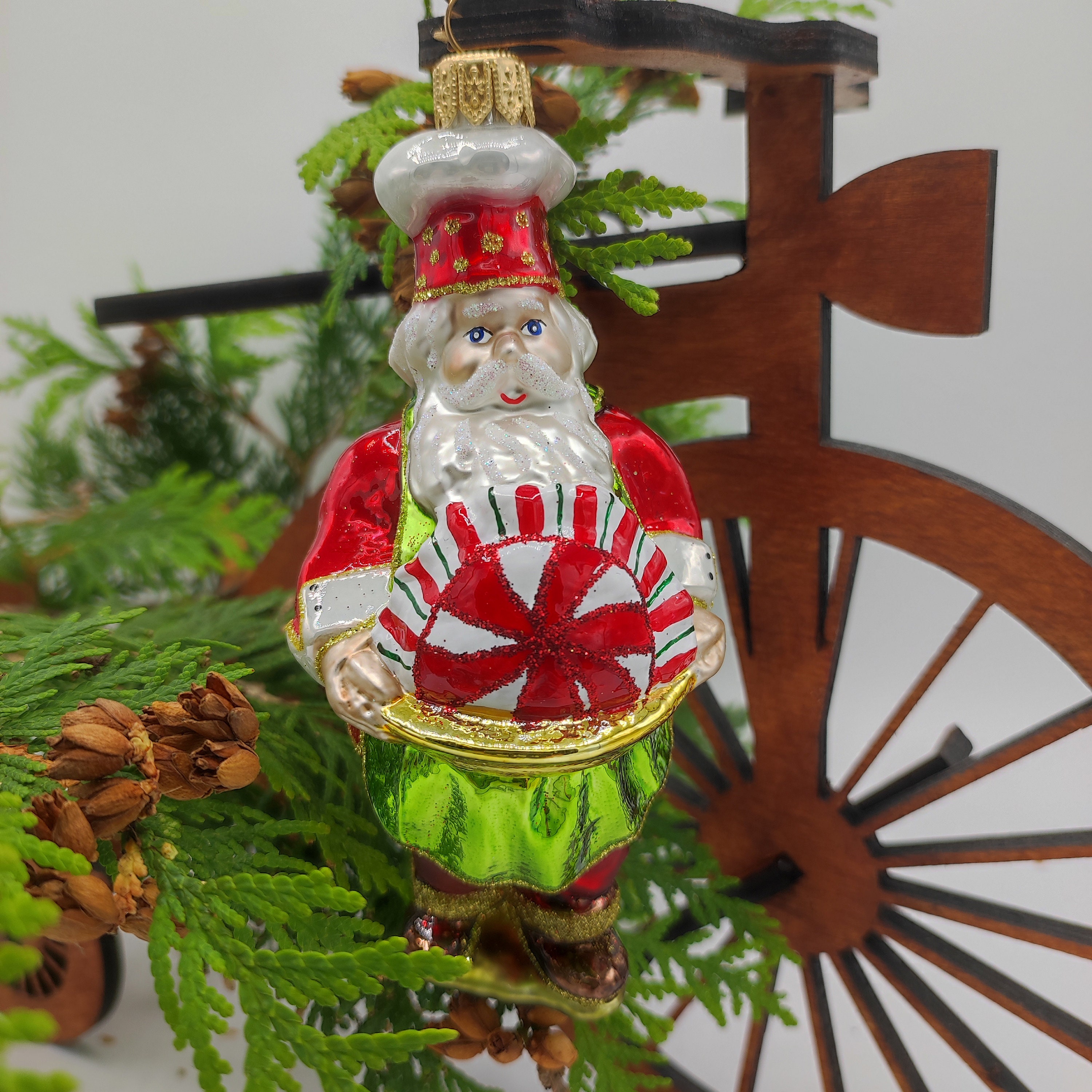 手吹きガラスのサンタのオーナメント：ポーランドのクリスマスツリーの