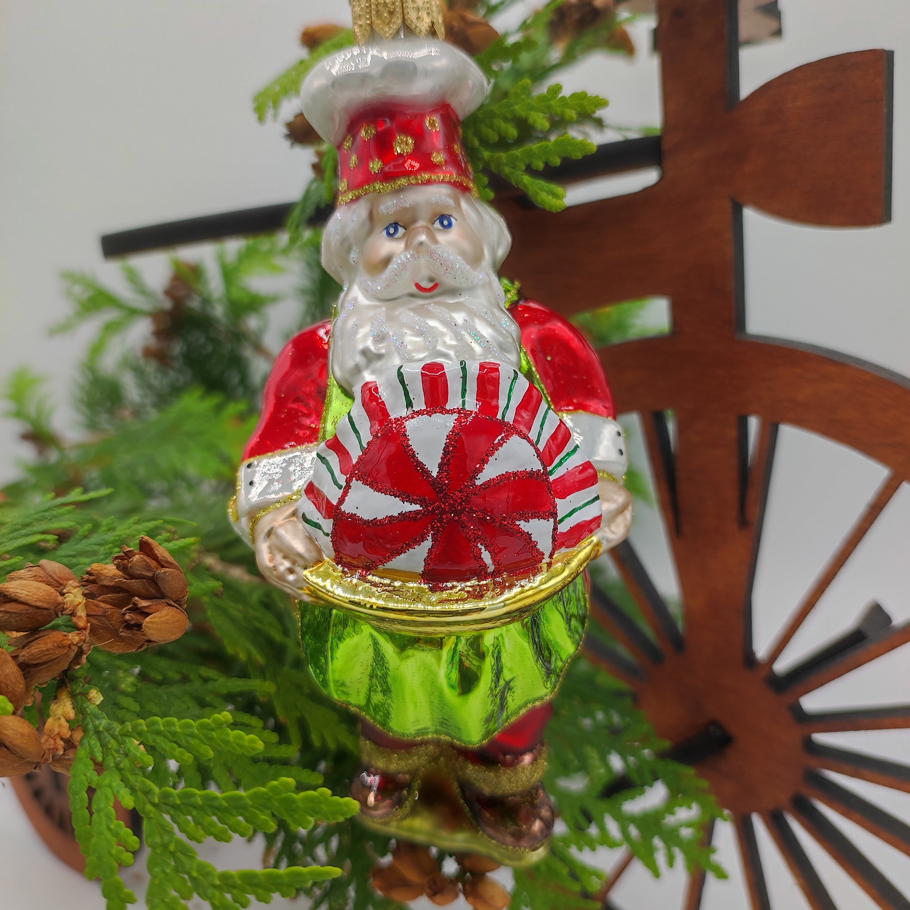 手吹きガラスのサンタのオーナメント：ポーランドのクリスマスツリーの